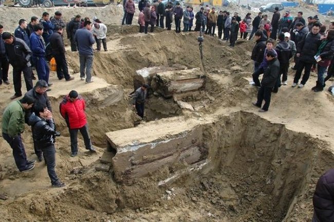 Древняя мумия, обнаруженная в результате дорожных работ (6 фото)
