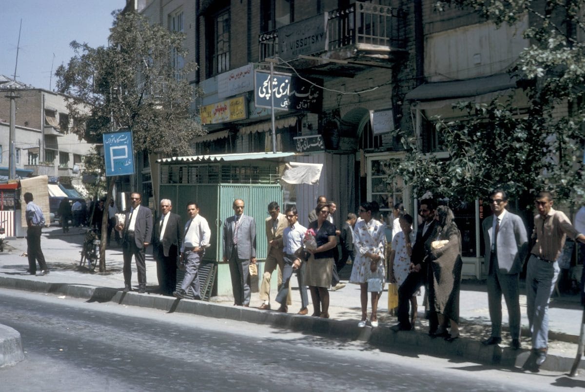 Тонкий Восток и модный Запад: фототур американца по Ирану в 1967 году