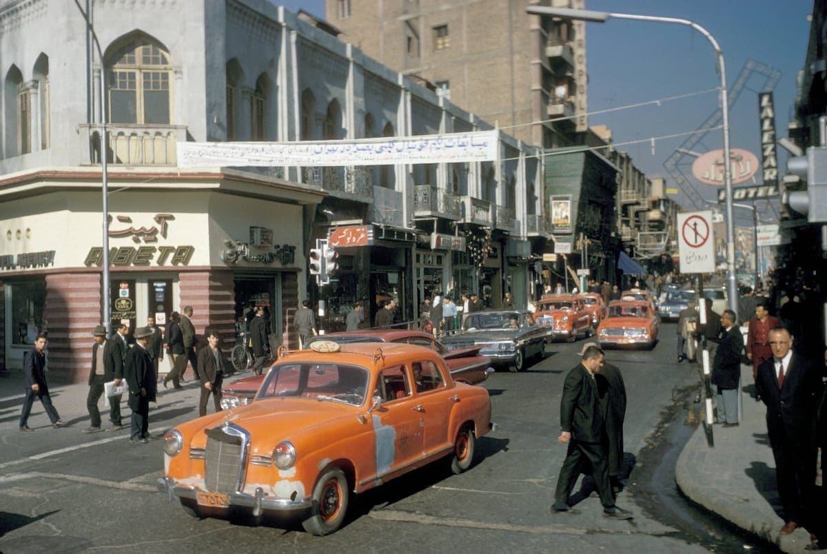 Тонкий Восток и модный Запад: фототур американца по Ирану в 1967 году