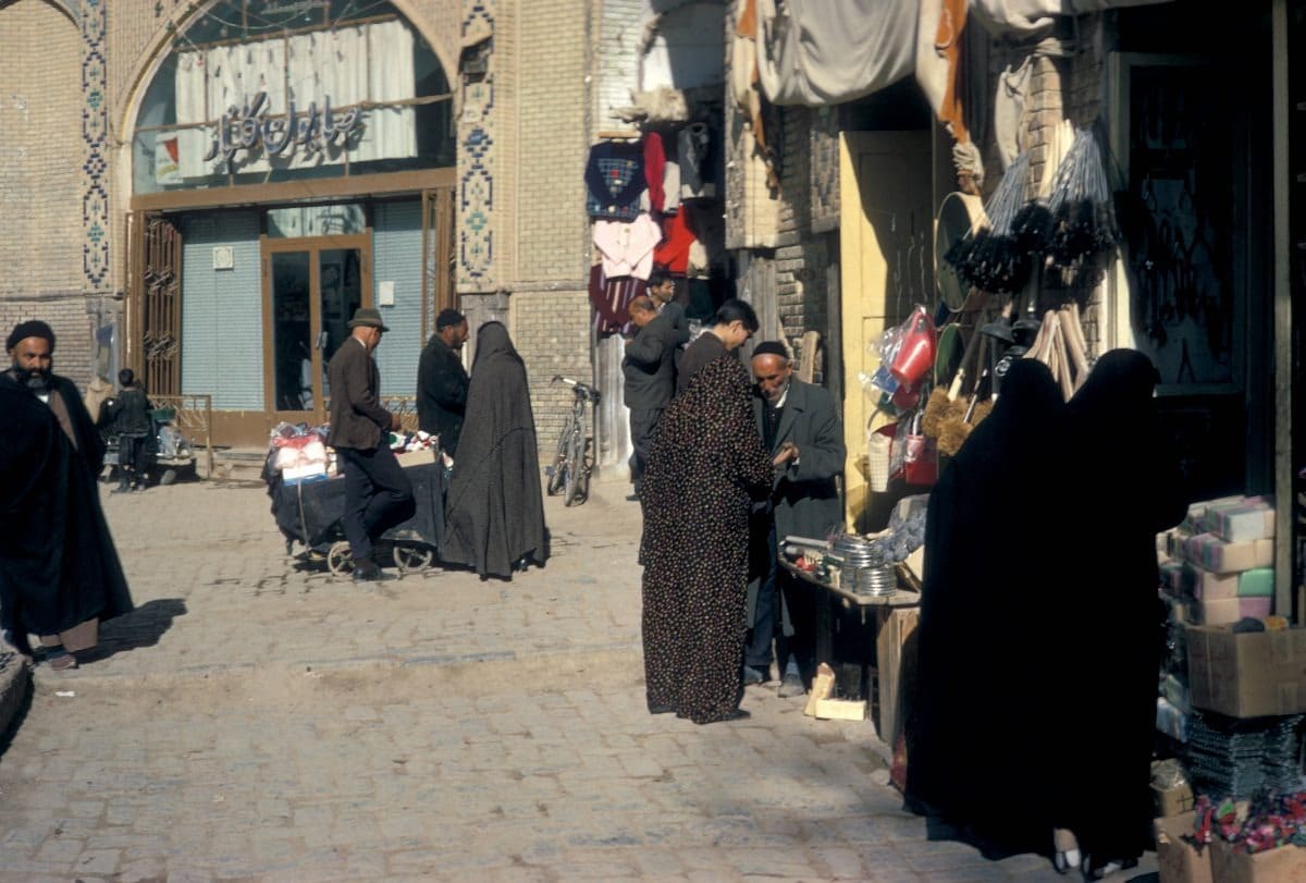 Тонкий Восток и модный Запад: фототур американца по Ирану в 1967 году