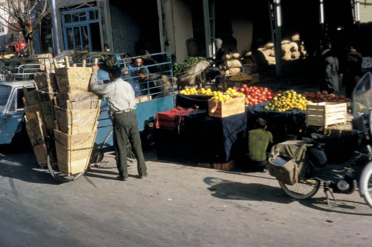 Тонкий Восток и модный Запад: фототур американца по Ирану в 1967 году