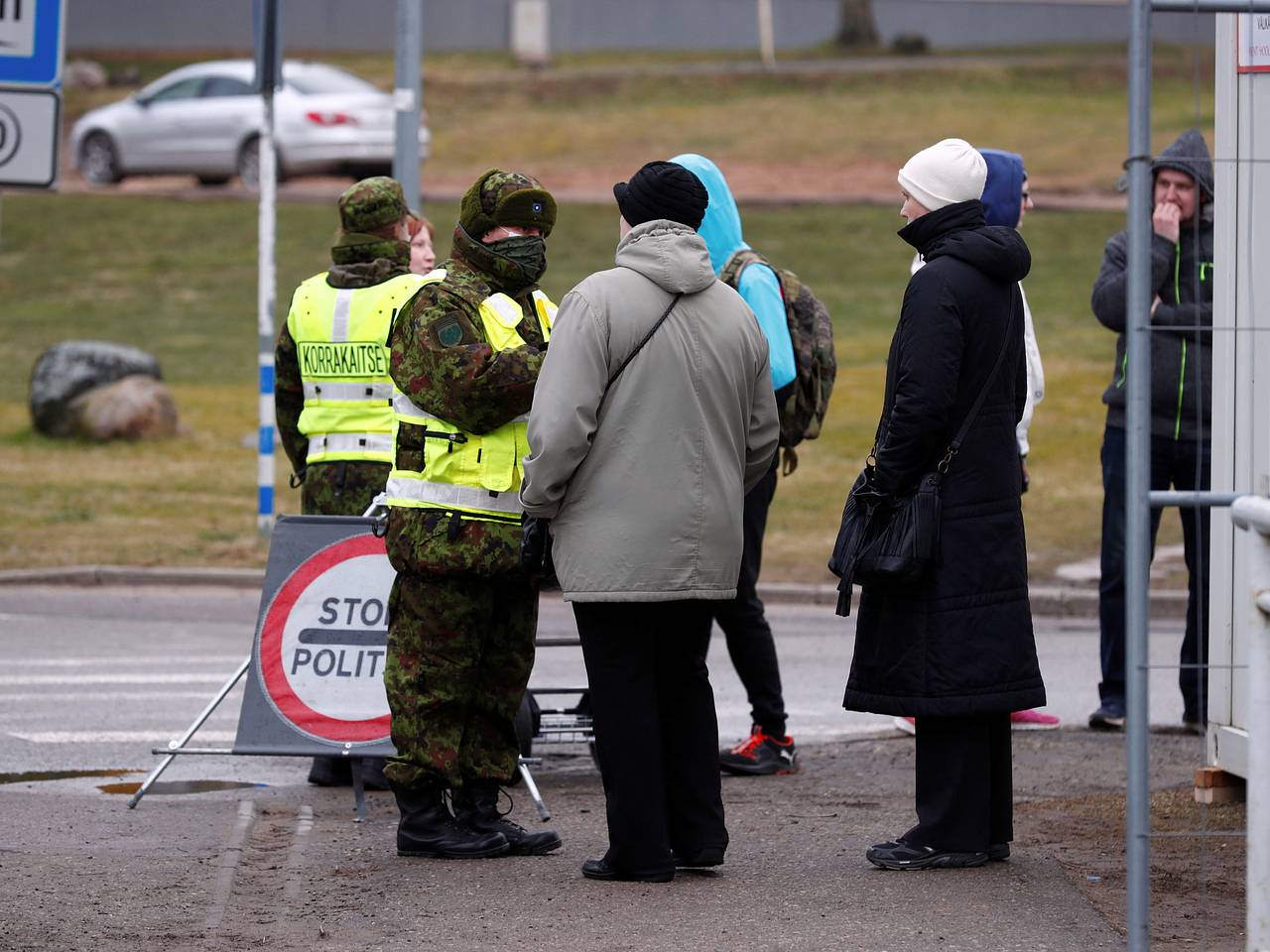 На границе с Эстонией скопились сотни желающих попасть в Россию