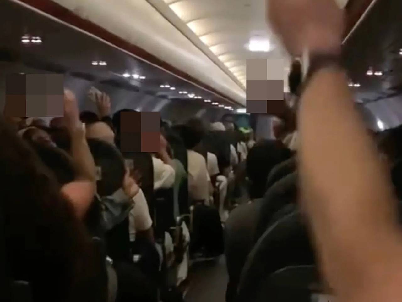 Европейцы устроили пьяную вечеринку на борту самолета и попали на видео