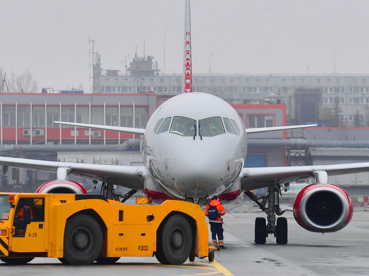 У Sukhoi Superjet возникла проблема с двигателем при вылете из российского города