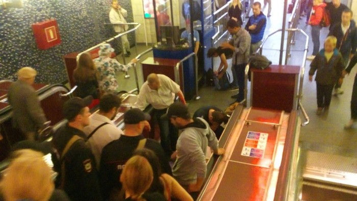 Почему поручень эскалатора в метро движется быстрее ступенек
