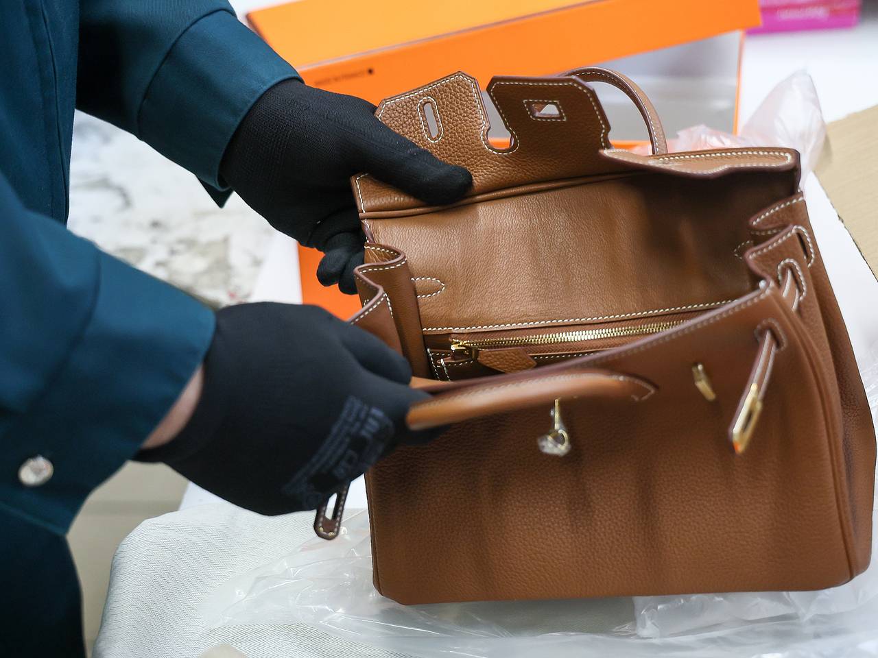 Россиянка купила браслет за 1,5 миллиона рублей в Дубае и лишилась украшения на таможне