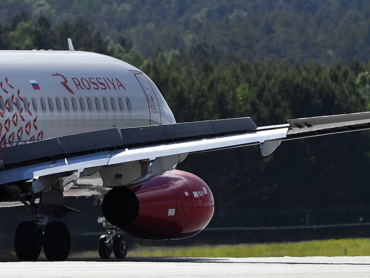 Самолет Superjet 100 с россиянами на борту резко прервал рейс из-за поломки