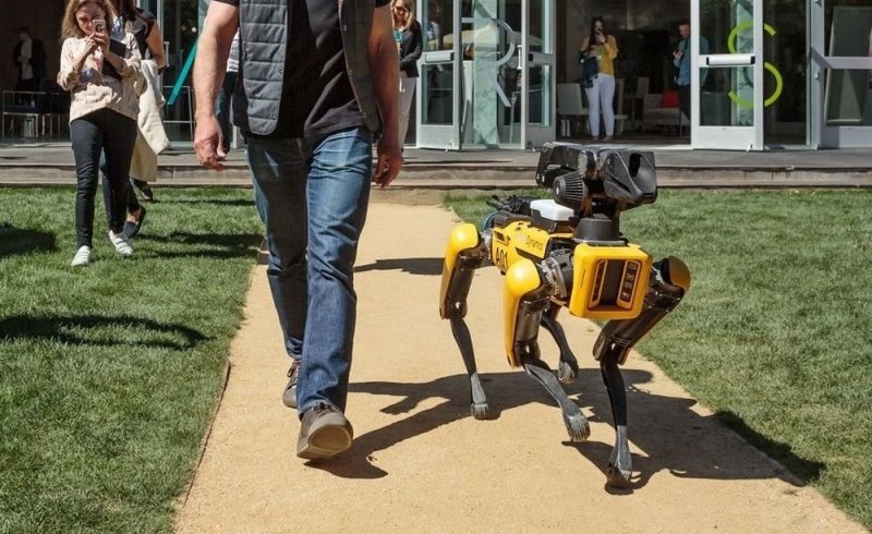 Глава Amazon выгулял собаку-робота Boston Dynamics (фото дня)