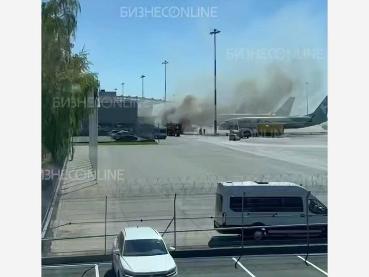 Загоревшийся в российском аэропорту автобус попал на видео
