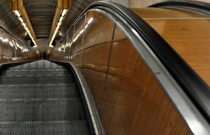 Почему поручень эскалатора в метро движется быстрее ступенек