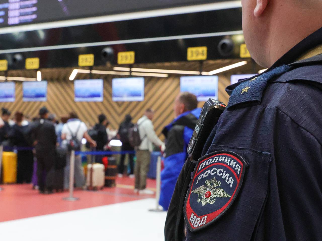 Сотни россиян застряли в аэропортах Москвы из-за налетов беспилотников
