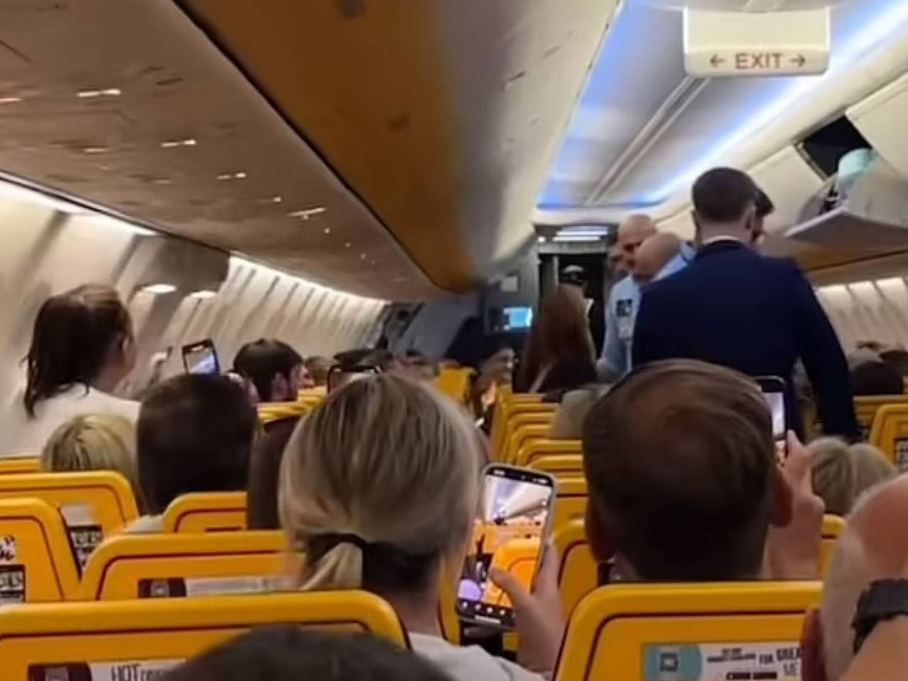 Полицейские сняли буйную пассажирку с рейса, избили ее и попали на видео