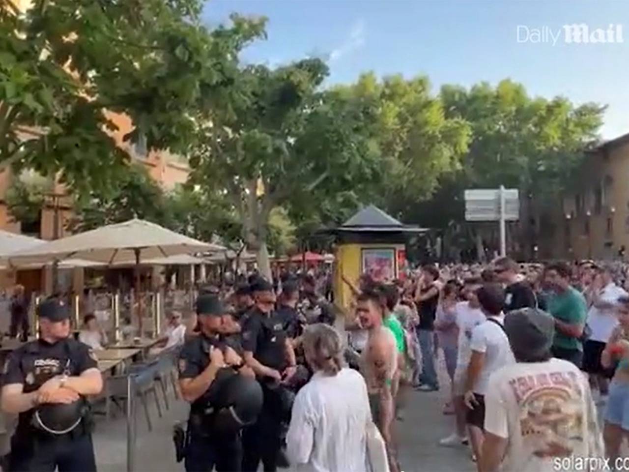 Толпа глумящихся над туристами жителей популярного курорта Европы попала на видео