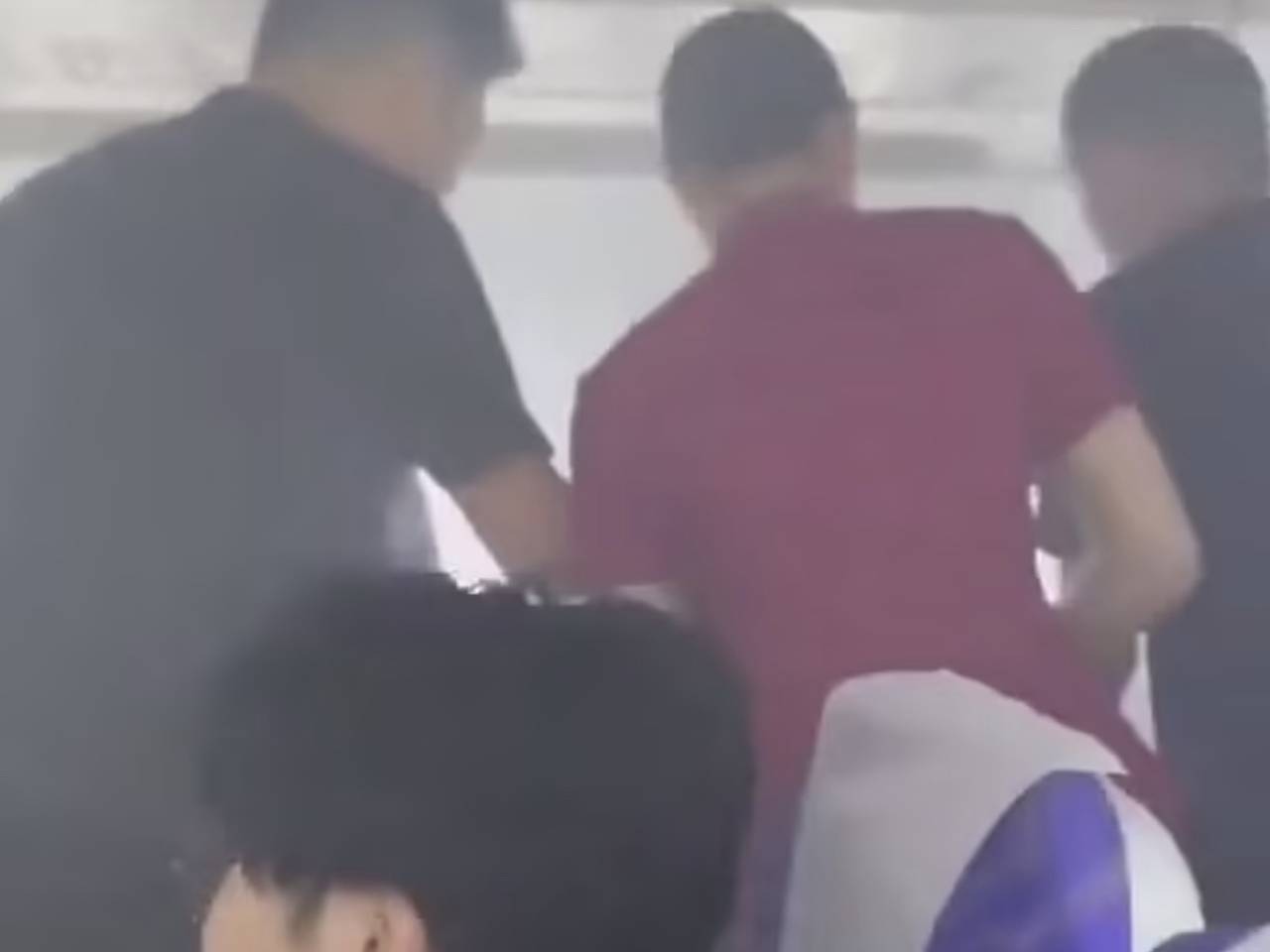 Паника в салоне самолета после взрыва на борту попала на видео