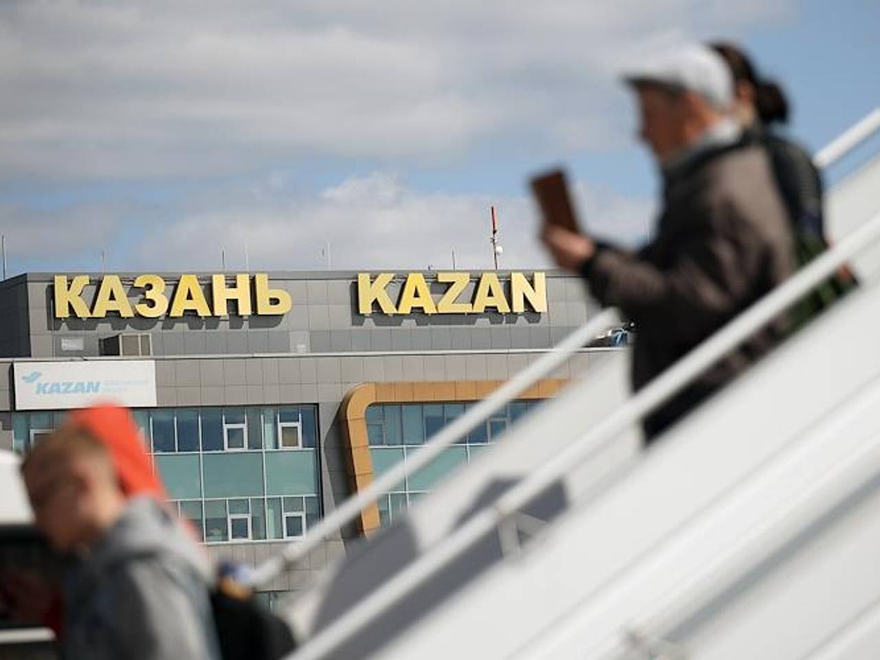 В четырех российских аэропортах ограничили прилеты и вылеты самолетов