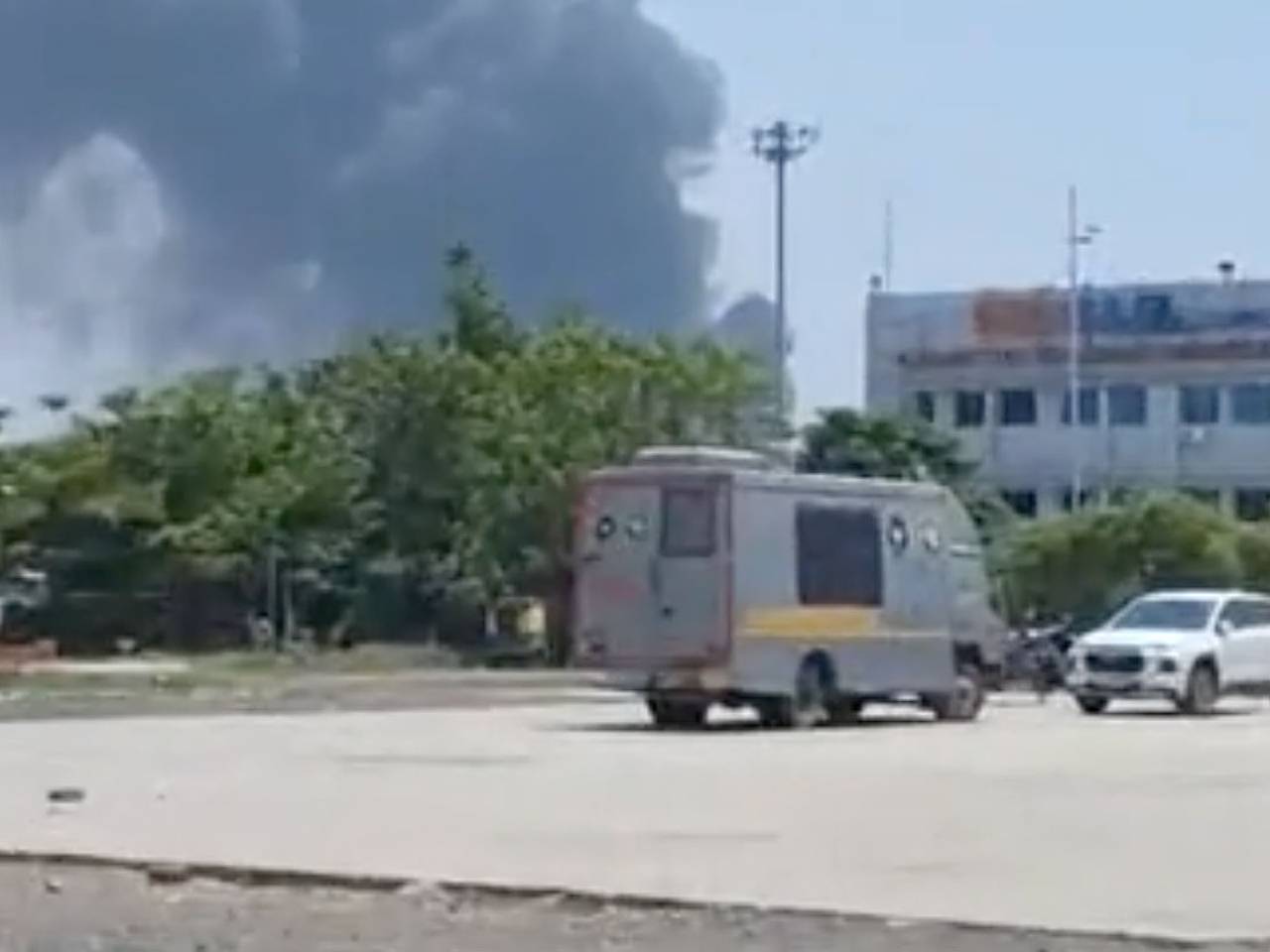 Появилось видео с места крушения пассажирского самолета в Индии