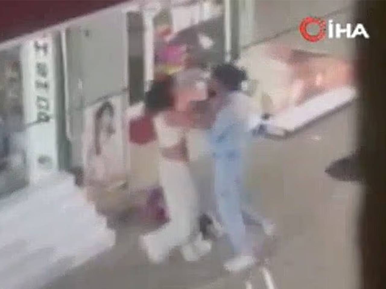 Ревнивый турист повалил возлюбленную на землю, пинал ее ногами и попал на видео