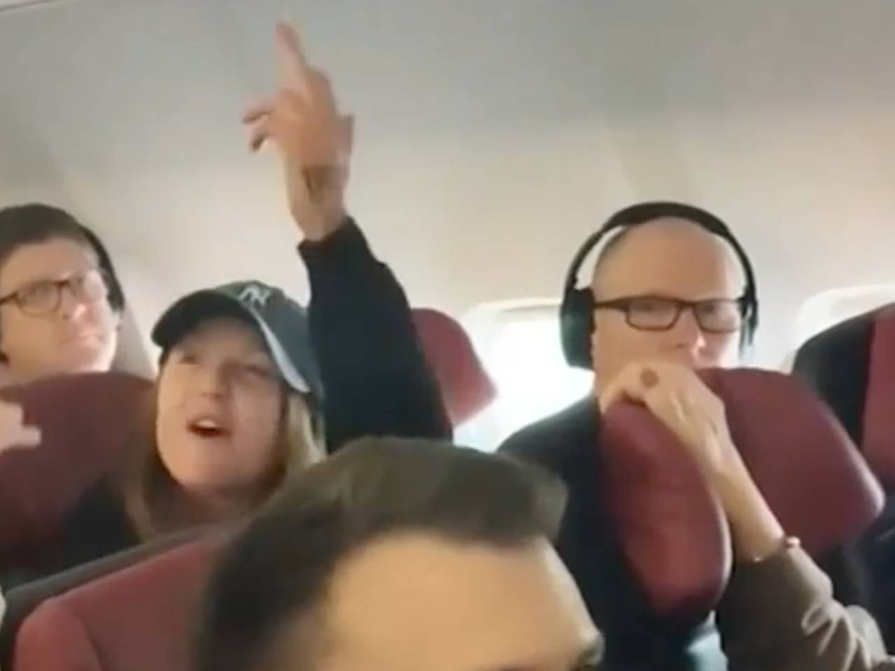 Пассажирка устроила «дикую истерику» в самолете и попала на видео