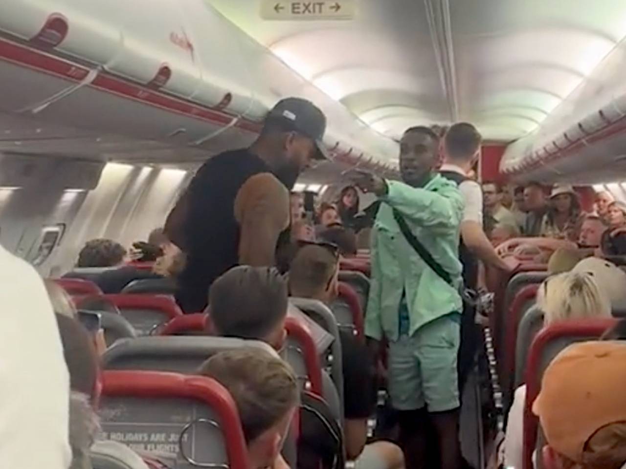 На рейсе до Ибицы пьяные туристы устроили драку и попали на видео