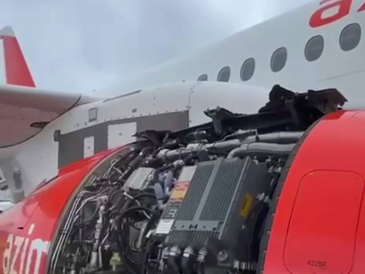 Самолет Superjet 100 потерял капот во время взлета и попал на видео