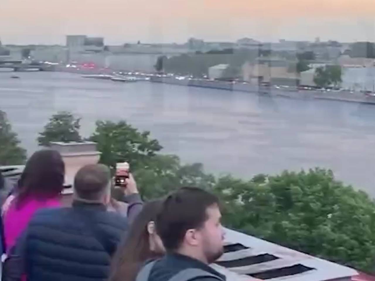 Гид в Петербурге повел туристов на экскурсию по крыше и бросил их на произвол судьбы