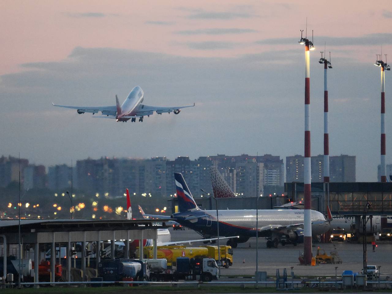 Российские пилоты заметили шар с веревкой в небе над Москвой