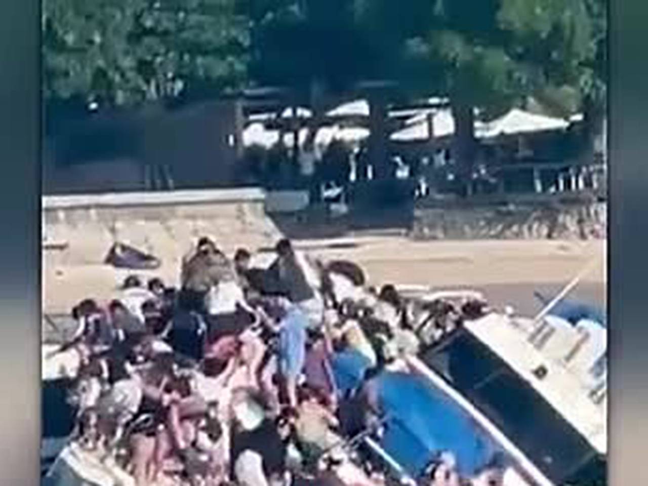Туристический катер начал тонуть на Бали вместе с людьми и попал на видео