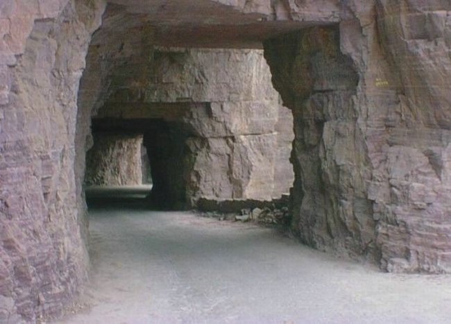 Туннель в скале Guoliang - Китай (8 фото)