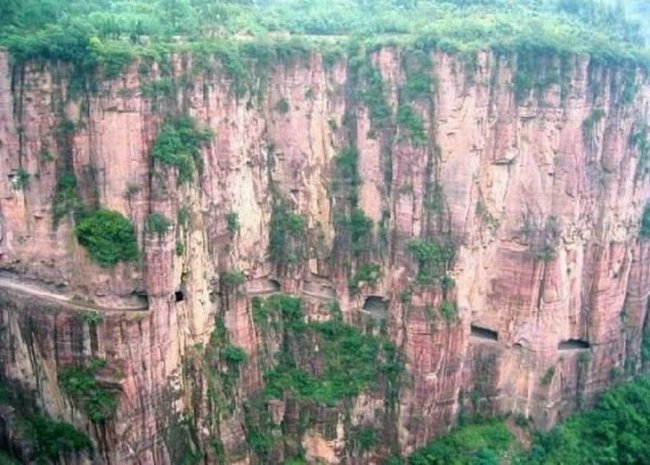 Туннель в скале Guoliang - Китай (8 фото)