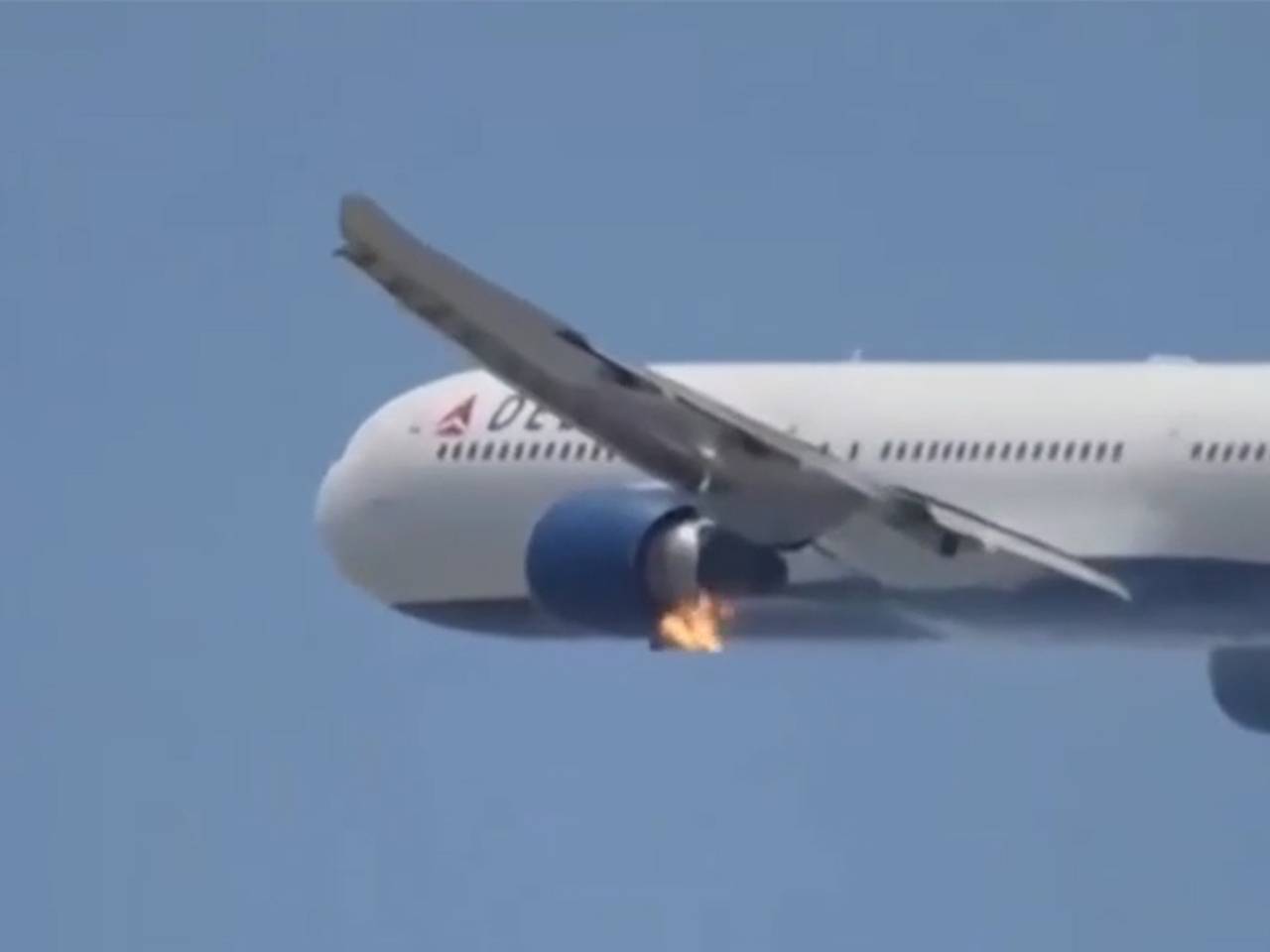 Загоревшийся в полете двигатель авиалайнера сняли на видео