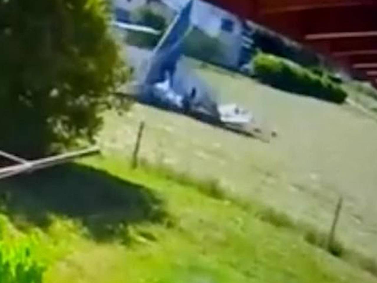 Самолет с туристами рухнул носом вниз у жилых домов и попал на видео