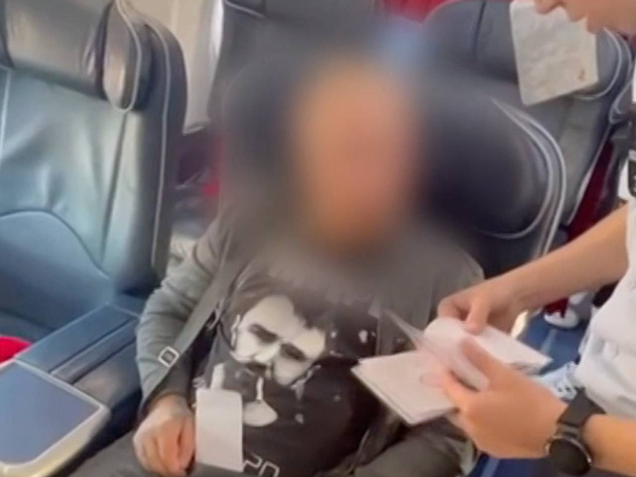 Пьяный россиянин в футболке «В Питере пить» устроил дебош в самолете и попал на видео