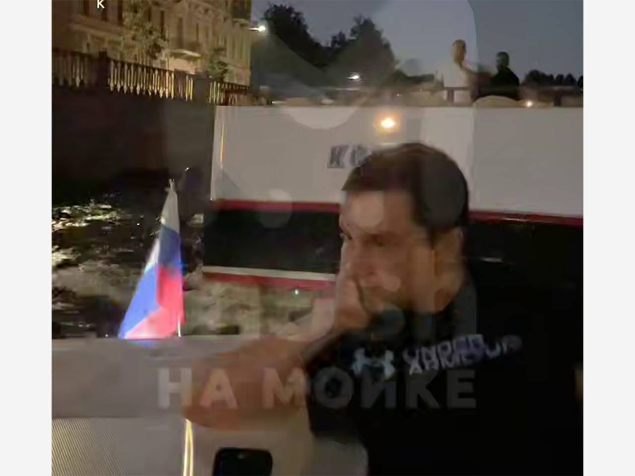Теплоход едва не отправил ко дну прогулочный катер с туристами в российском городе