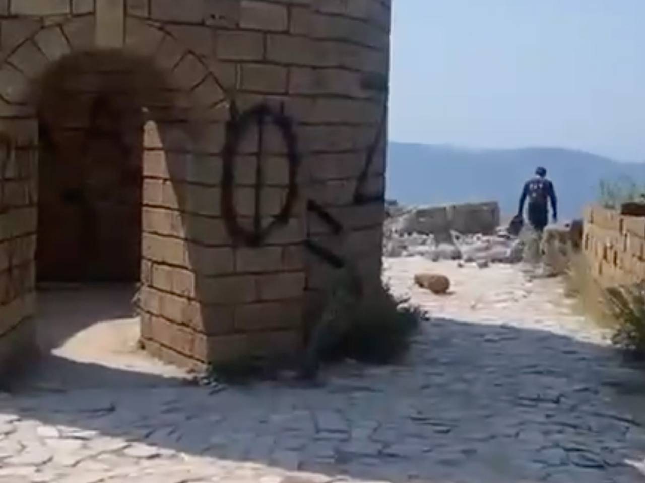 Туристы показали на видео оскверненную крепость российского курорта