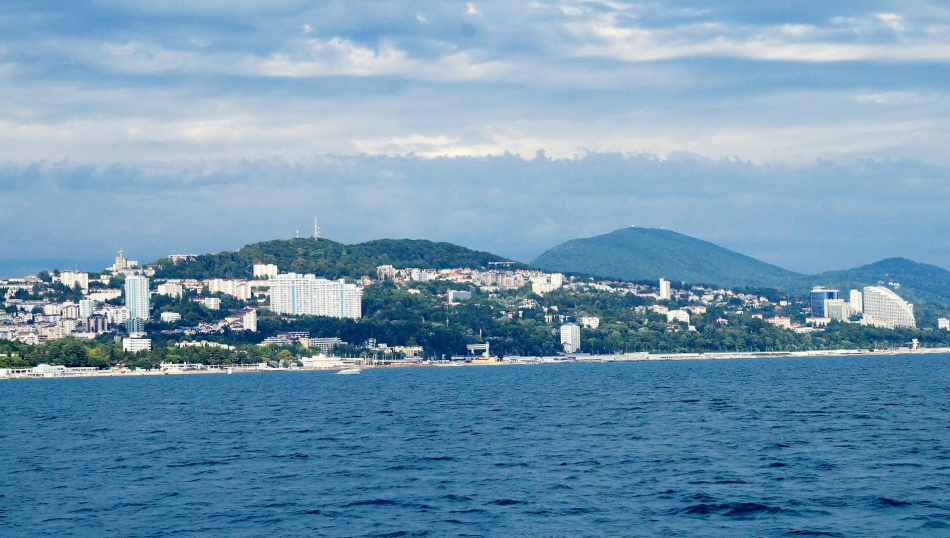 Отелям в Сочи рекомендовали не оставлять людей на улице во время атак