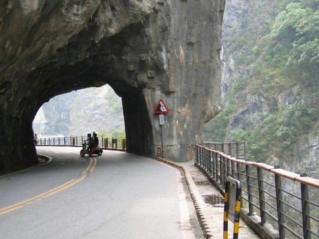 Туннель в скале Guoliang - Китай (8 фото)