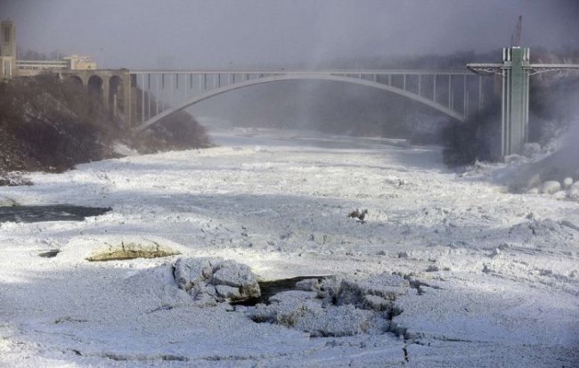 Невероятные фотографии замерзшего Ниагарского водопада (5 фото)