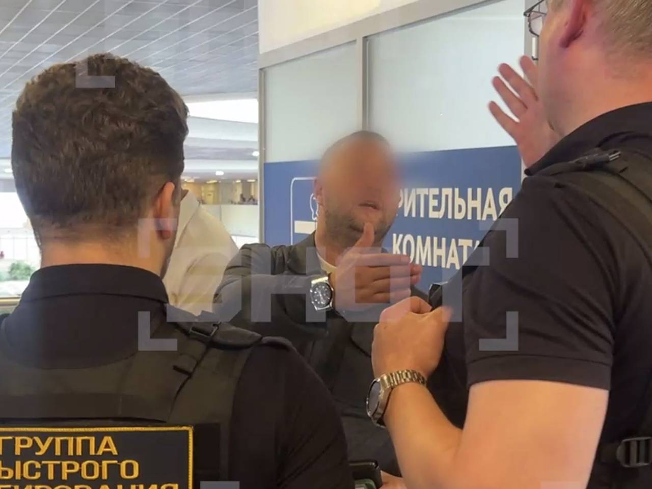 Бунтующие против платного курения пассажиры в российском аэропорту попали на видео