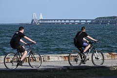 Более тысячи машин скопились в очереди перед Крымским мостом