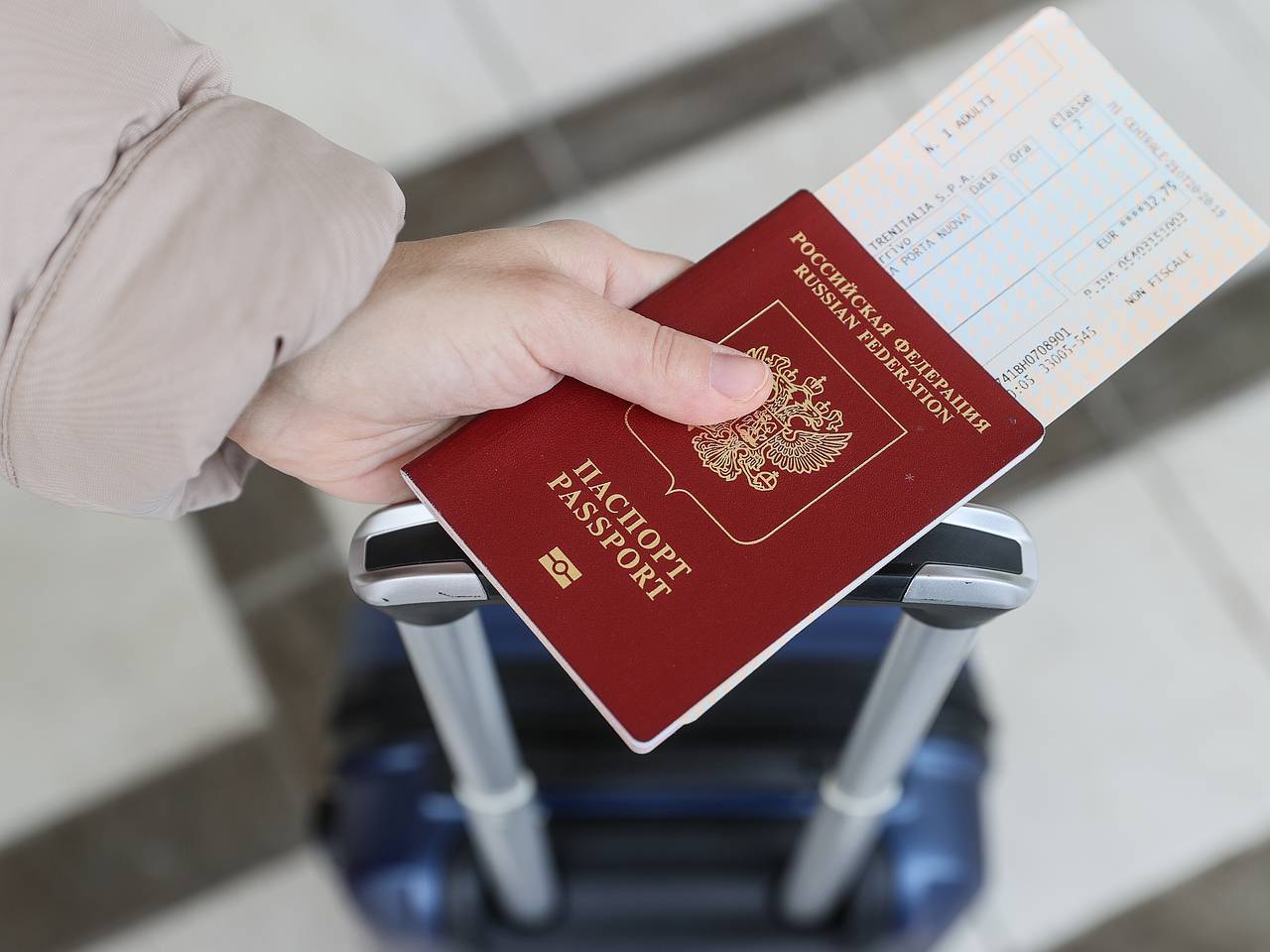 Россиянка отсудила у МВД деньги за ошибку в загранпаспорте