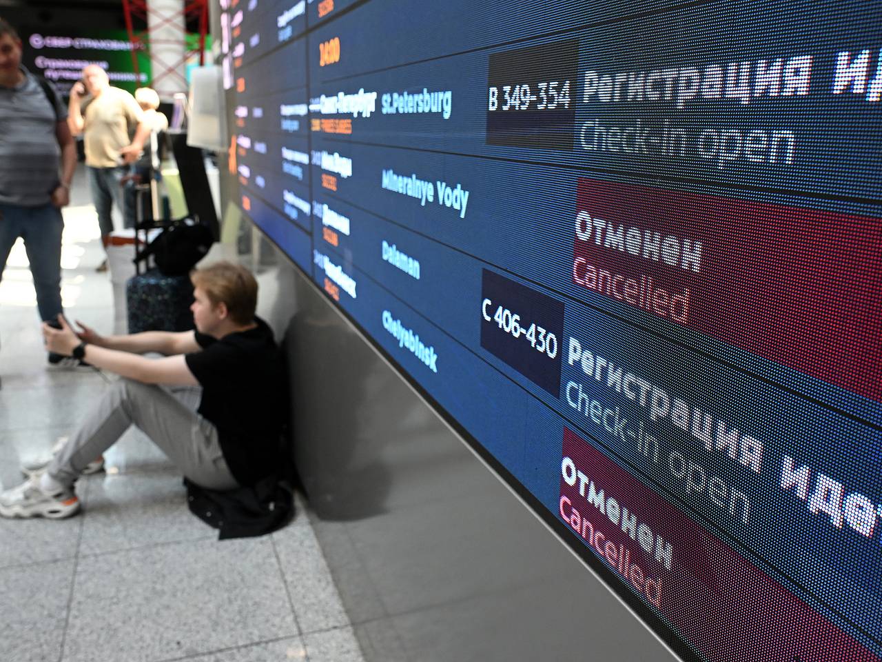 Тысячи людей застряли в аэропортах из-за хакеров, атаковавших системы «Аэрофлота». Что делать тем, чьи рейсы отменили?