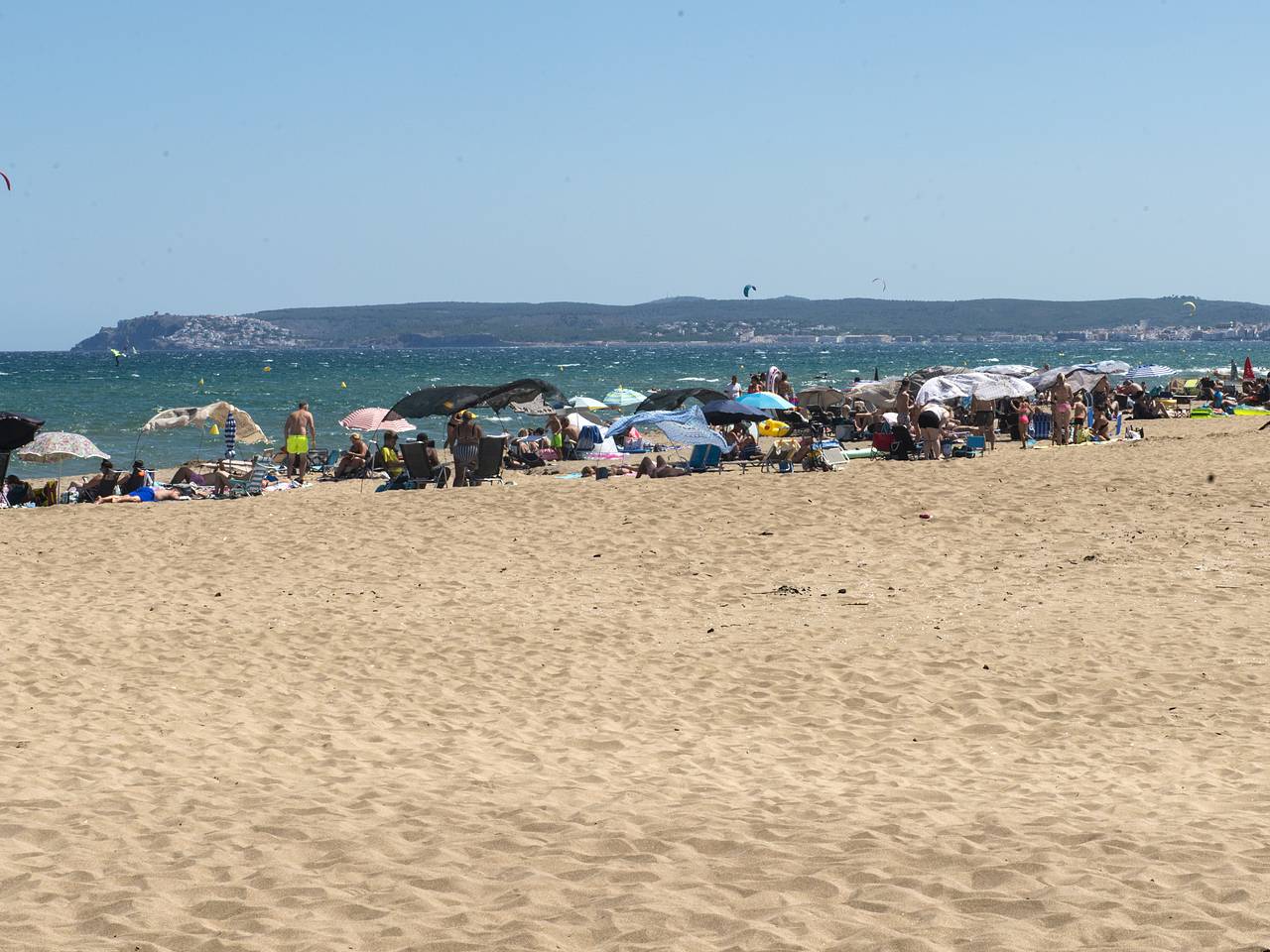 Двое маленьких братьев исчезли под водой на море на глазах у бросившегося их спасать отца