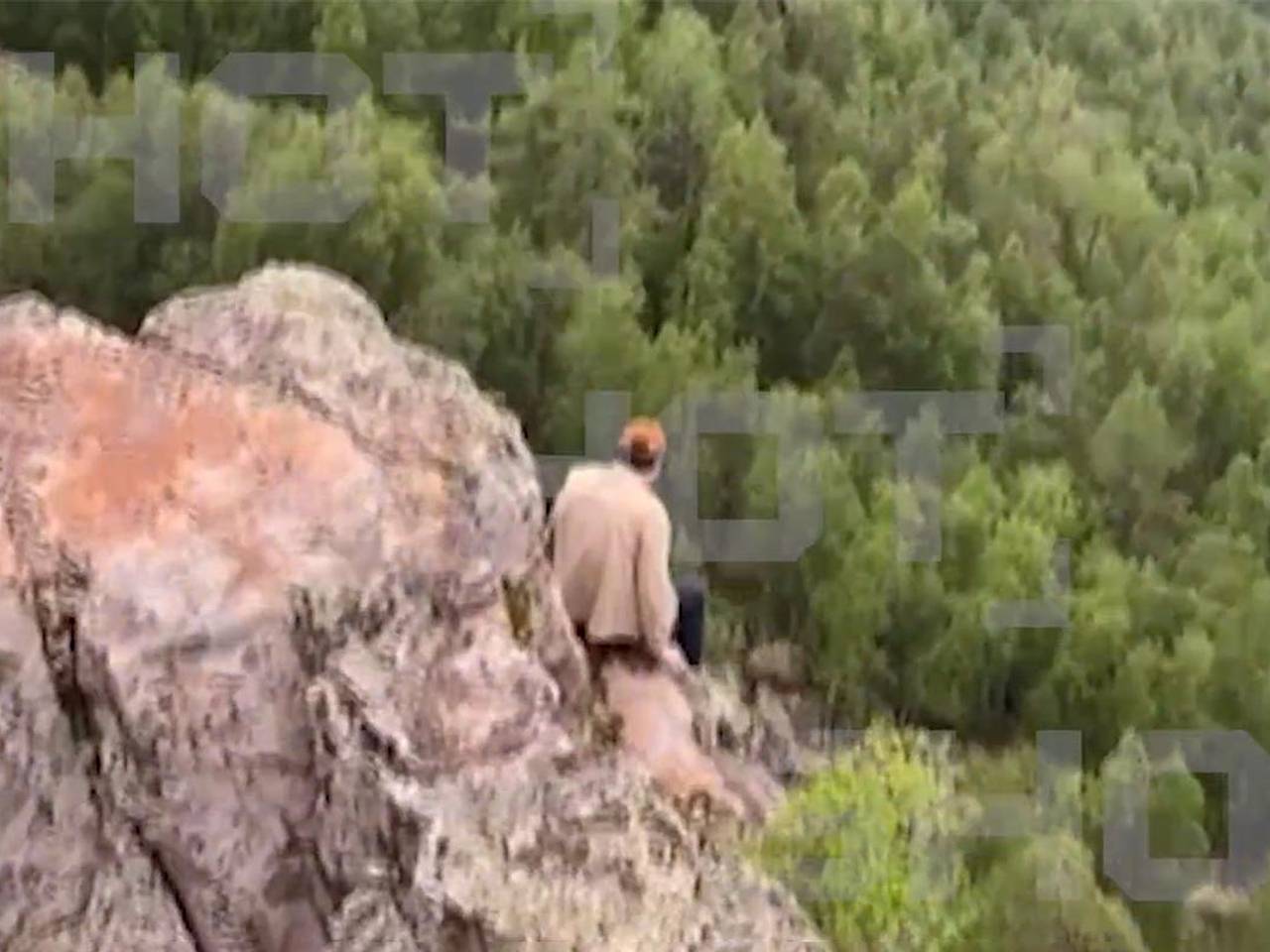 Последние секунды жизни сорвавшегося со скалы россиянина попали на видео
