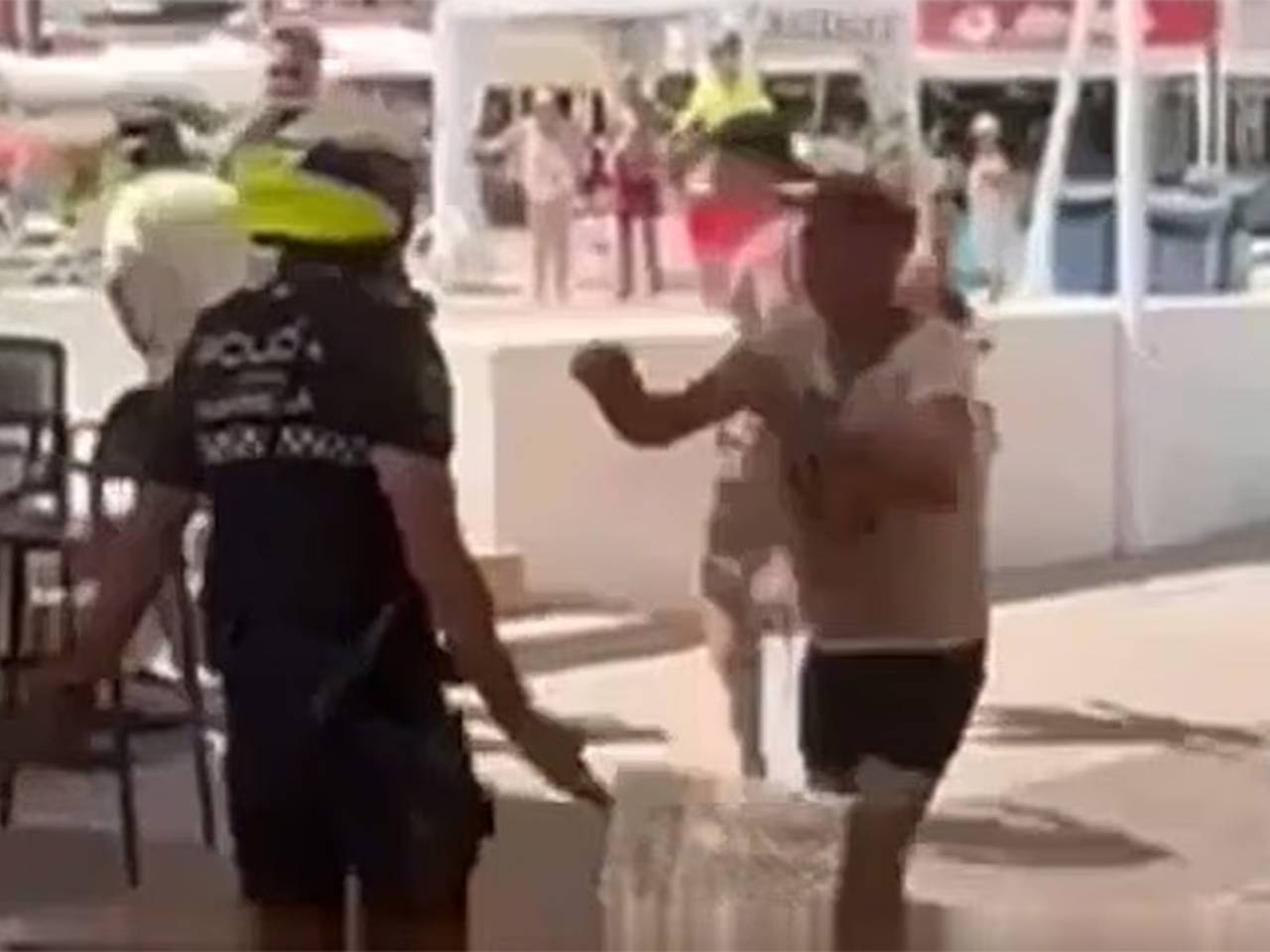 Полицейский ударил по лицу пожилого туриста на курорте Европы и попал на видео