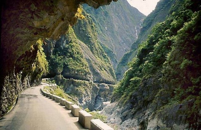 Туннель в скале Guoliang - Китай (8 фото)