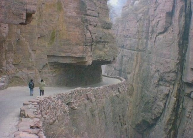 Туннель в скале Guoliang - Китай (8 фото)