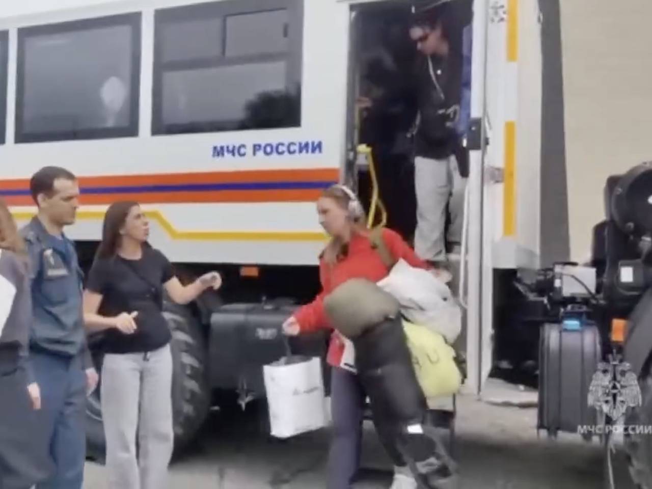 Отдыхающих эвакуировали с пляжа на Камчатке из-за трех волн цунами