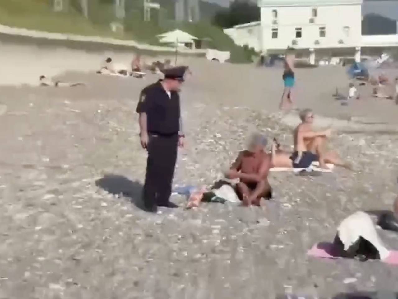 Двое мужчин разделись догола на пляже российского курорта и попали на видео