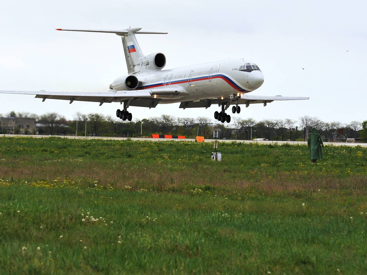 Самолет Ту-154 совершил аварийную посадку в российском городе
