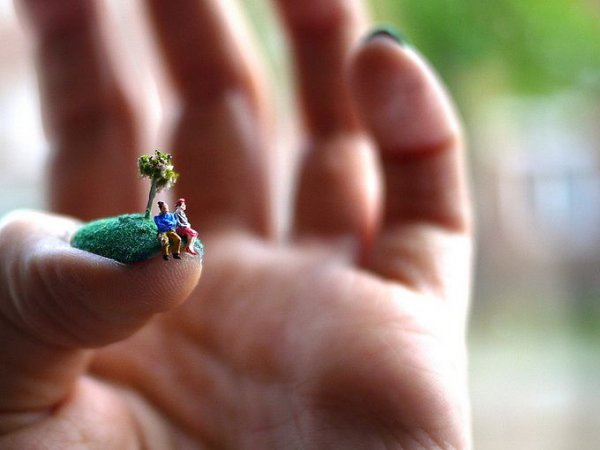 Живописные миниатюры на ногтях (6 фото)